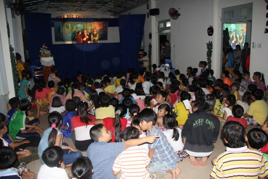 Gần 150 em thiếu nhi đã có mặt để lắng nghe thông điệp Phúc Âm qua chương trình Múa rối